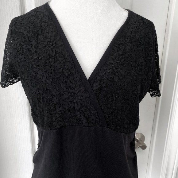 🛍 2 for $25! 🛍 Emma James - Black Lace Accent V-Neck Top - Picture 3 of 12